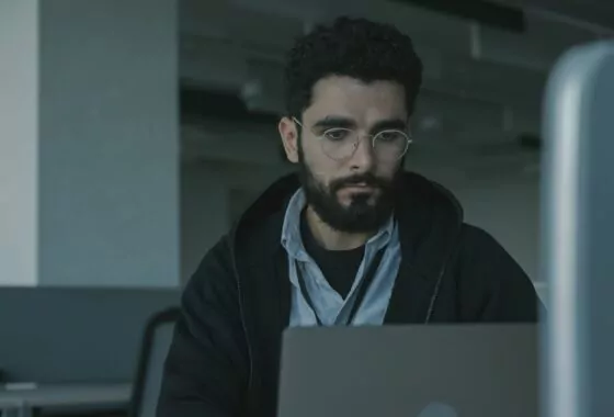 homme qui travaille sur une cyberattaque