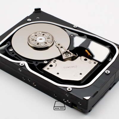 Disque dur d'archive touché par le bit rot Disque dur ouvert sorti d'archive, support dont les données se dégradent en silence lorsqu'il reste stocké sans être relu