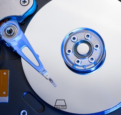Plateau de disque dur en gros plan, surface magnétique où le bit rot fait basculer les bits au fil des années