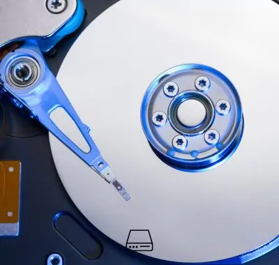 Plateau de disque dur en gros plan, surface magnétique où le bit rot fait basculer les bits au fil des années