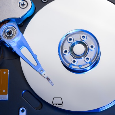 Bit rot sur le plateau magnétique d'un disque dur Plateau de disque dur en gros plan, surface magnétique où le bit rot fait basculer les bits au fil des années